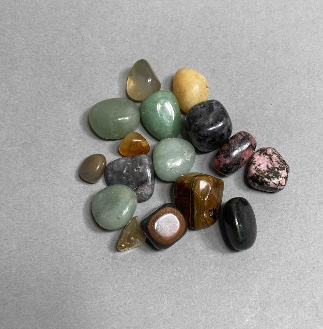 אוסף אבני נוי למזכרות ולעיצוב פנים, 100 גרם, במגוון גדלים