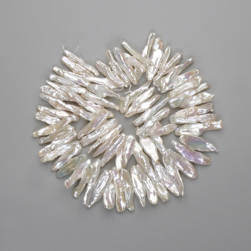 חרוזי פנינים בארוק בגוון «בנזין», קוטר 31–33×4.5–7 מ״מ, אורך כ-37 ס״מ+