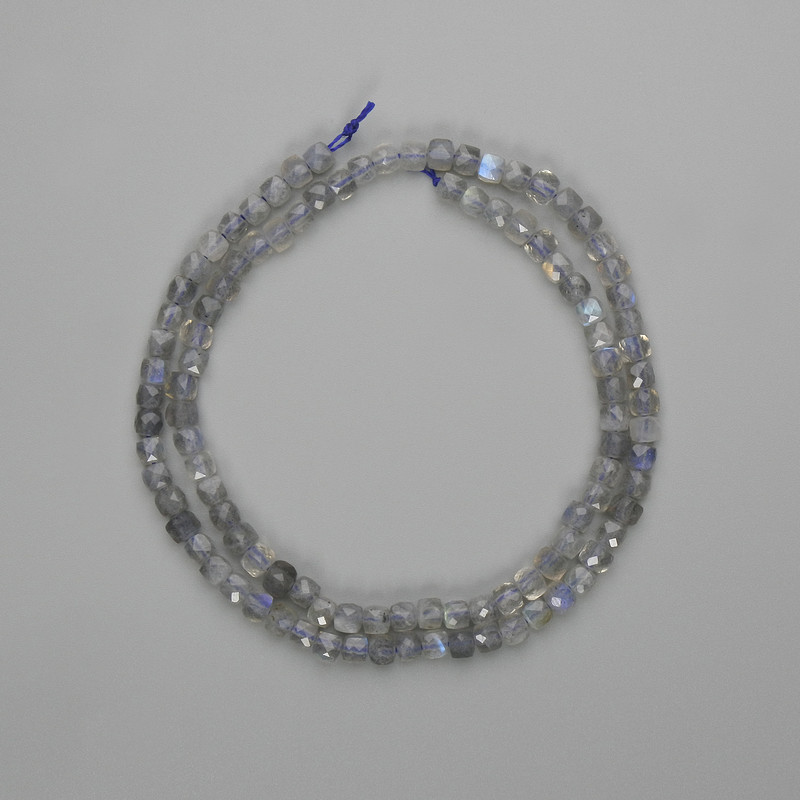 חרוזי לאברדרייט מסותתים בצורת קובייה 3,5×3,5 מ״מ, אורך 39 ס״מ על החוט