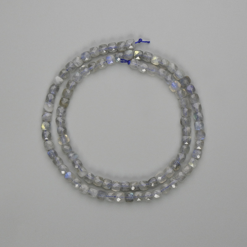 חרוזי לאברדרייט בצורת קוביות מגלפות 4×4 מ״מ