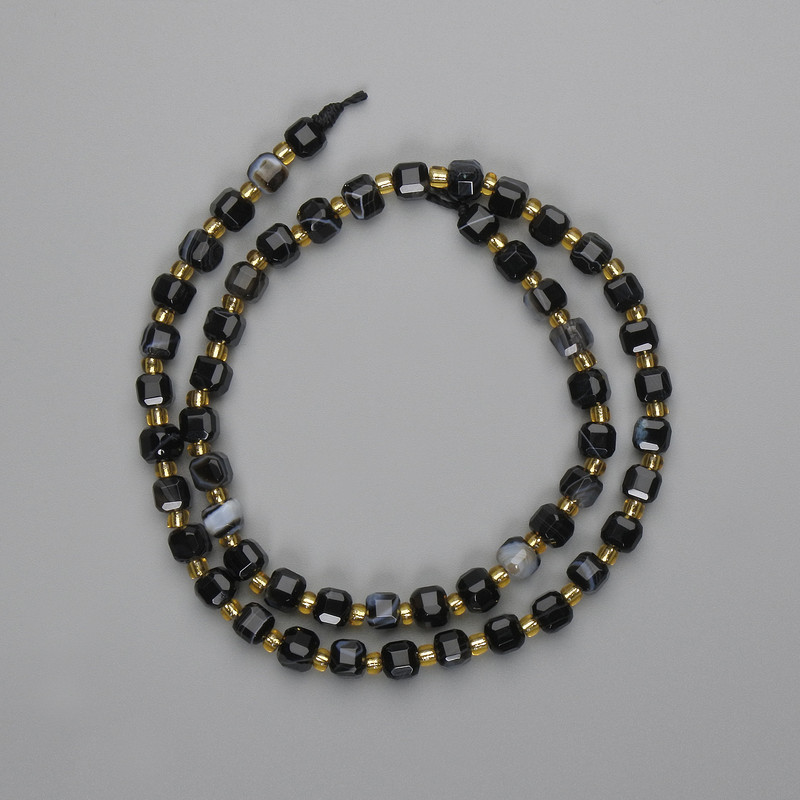 חרוזי אגט מחורנים בצורת קוביה 5×5 מ״מ +- חרוזי זכוכית 3 מ״מ +-, אורך 38 ס״מ+