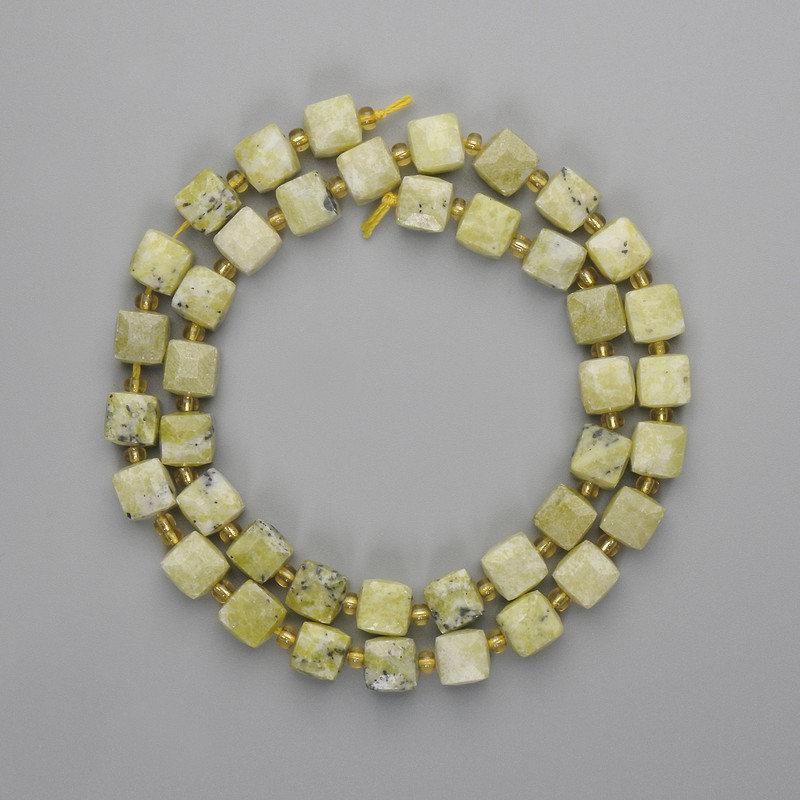 חרוזי ג'יידייט חצובים בצורת קובייה 7×7 מ״מ+- חרוזי זכוכית זעירים 3 מ״מ+- אורך החוט 40 ס״מ+