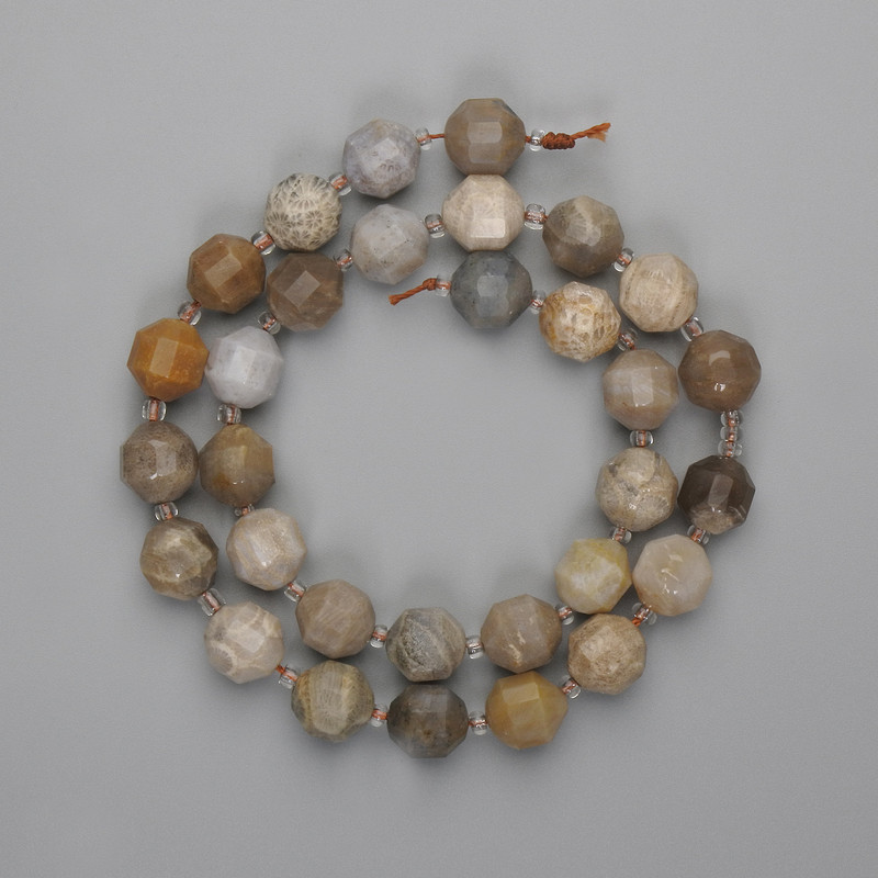 חרוזי קורל בצורת חתכים מרובים 10×9 מ״מ ±, חרוזי 3 מ״מ ±, אורך 38 ס״מ ±