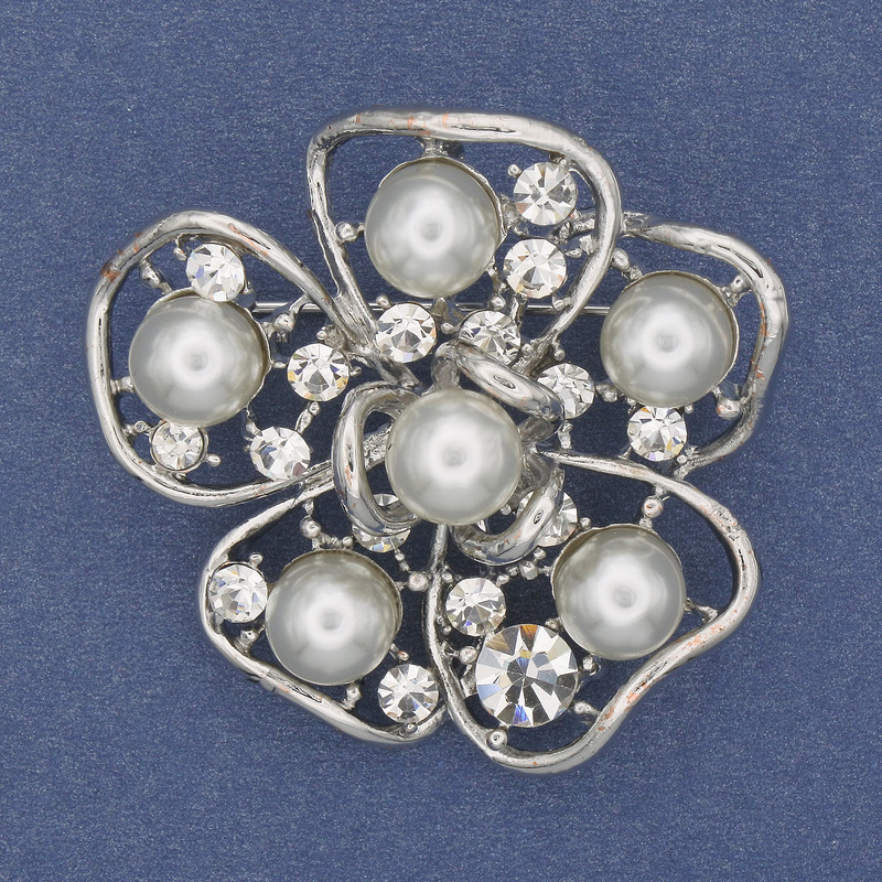 סיכה בצורת פרח עם פנינים מאיורקה, זרקונים לבנים, מתכת כסופה, 40 מ״מ+