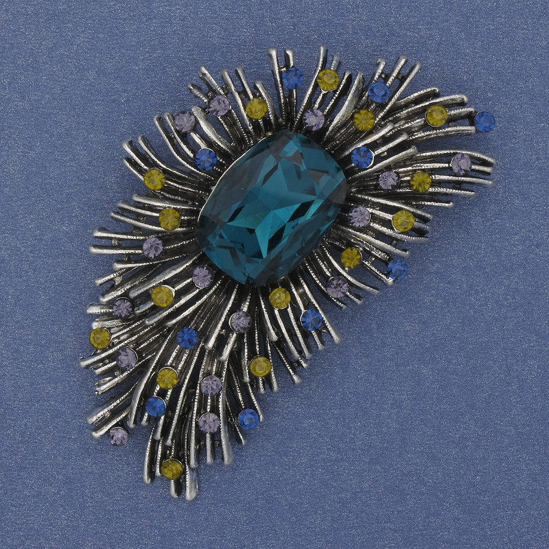 סיכת-תליון אקцент עם קריסטל ירוק, סטראזים, צבע כסף כהה, מתכת כסופה 60×35 מ״מ+