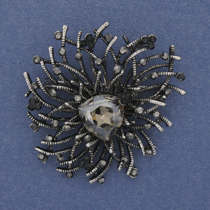 סיכת-תליון אקצנט: קריסטל אפור, זרקונים אפורים ומתכת כסופה 47×42 מ״מ