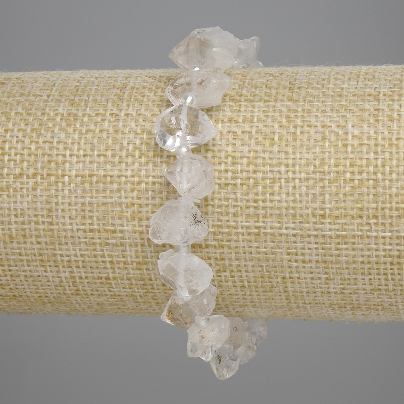 צמיד מקריסטל הרי לא מעובד מאבן טבעית, קוטר 9–14×8–9 מ״מ, חרוזים קטנים 3 מ״מ, אורך 18 ס״מ, אלסטי