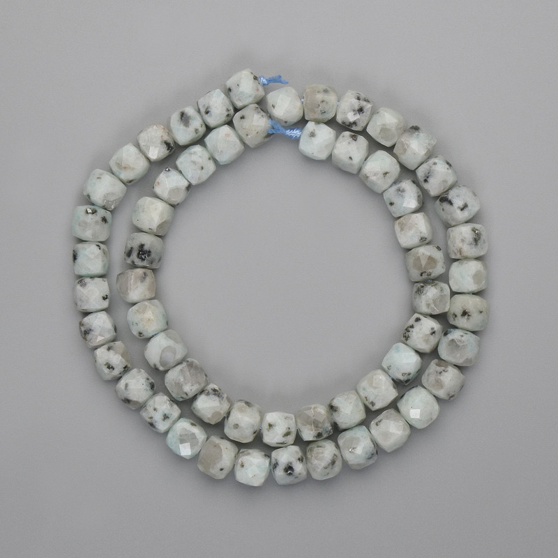 חרוזי ג'ספר «קיווי» בצורת קוביה מלוטשת 7×7 מ״מ+- , אורך 40 ס״מ+