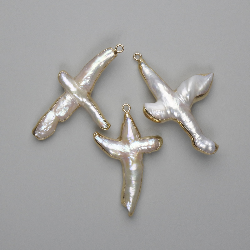 תליון עם פנינת בארוק בגוון «בנזין» ~40×35 מ״מ ± מגוון מידות