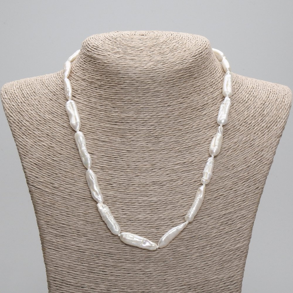 שרשרת פנינים טבעיות בסגנון ברוקוקו, קוטר 24–26×7 מ״מ+- אורך 45 ס״מ+- 5 ס״מ עם שרשרת הארכה