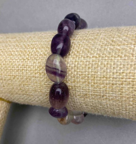 צמיד פלואוריט מלוטש בצורת חרוזים, קוטר 13–15×9 מ״מ, חרוזים בקוטר 5–10 מ״מ ±, אורך 18 ס״מ ±, סטרץ