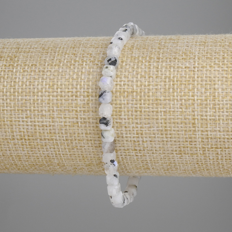 צמיד אדולאר בצורת קוביה מחוספת, קוטר 4×4 מ״מ, אורך 18 ס״מ, בסיס אלסטי