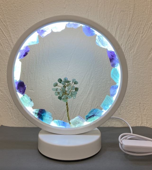 מנורת לילה טבעית מפלואוריט על בסיס מתכתי לבן, קוטר 18 ס״מ ±, כבל USB