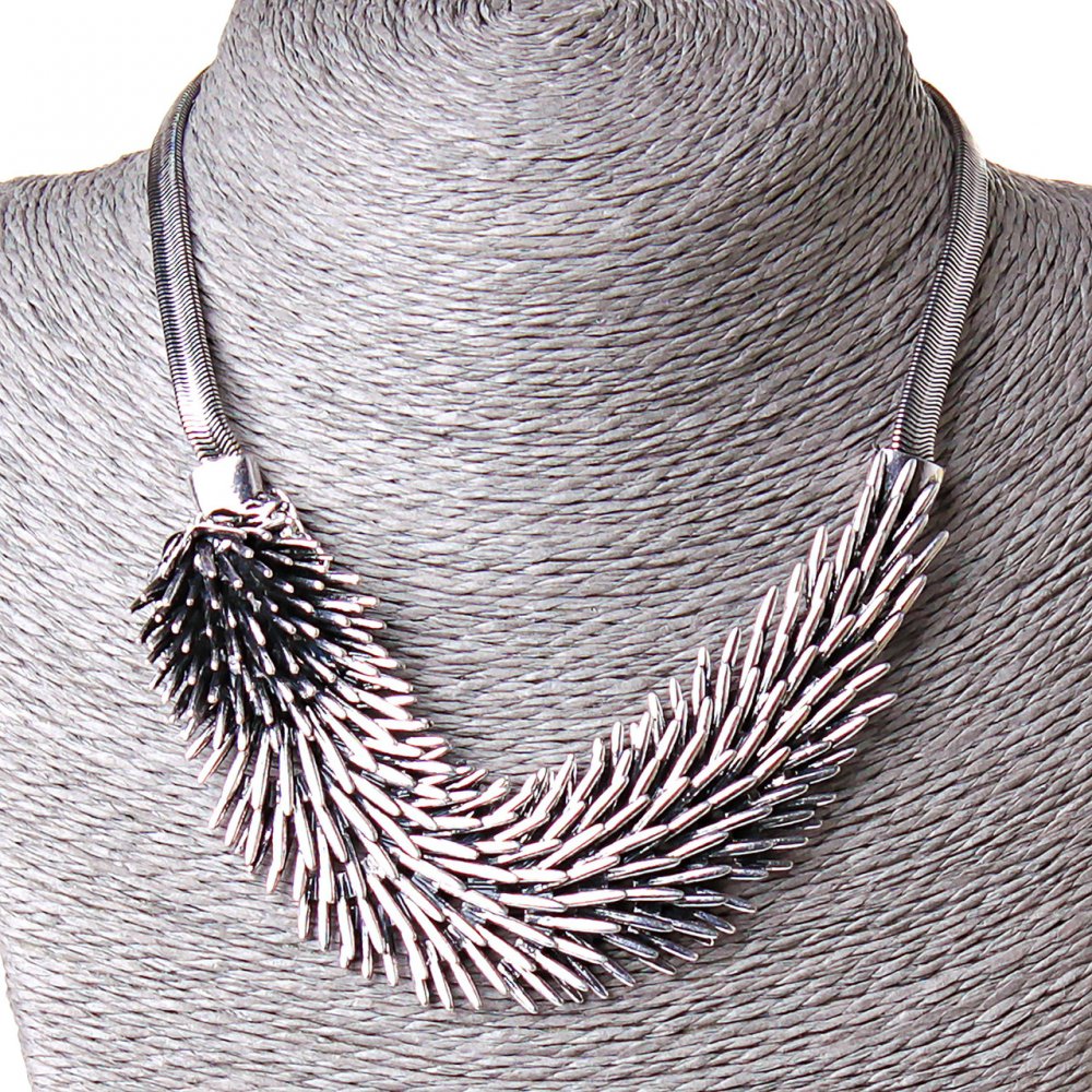 שרשרת כסופה עם תליון קיפוד מפלדה (15×3 ס״מ) וזירקונים, אורך 40–50 ס״מ