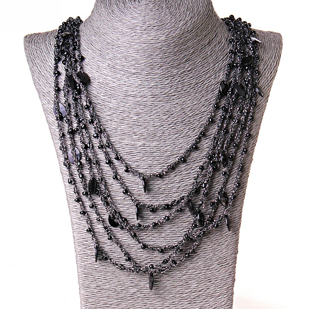 שרשרת-רשת עם תליות אובאליות בצבע שחור, אורך 70 ס״מ