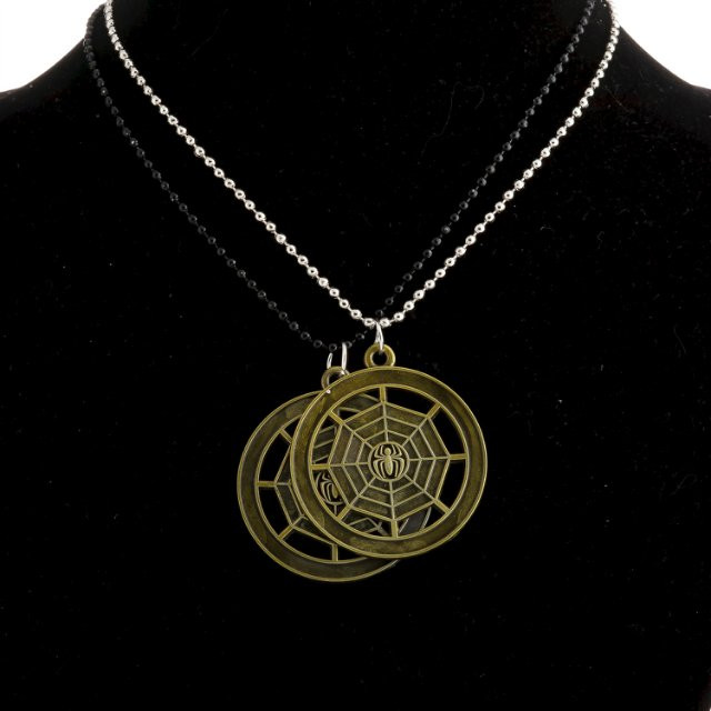 תליון חברות על שרשרת – דגם רשת עכביש בצבע מתכת לבן ושחור