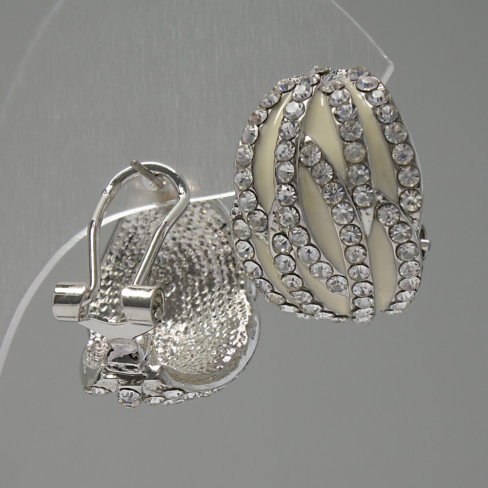 עגילי קלאסיקה "גוֹפרה" אמייל לבן / קריסטלים / מתכת בציפוי כסף / 22×20 מ״מ