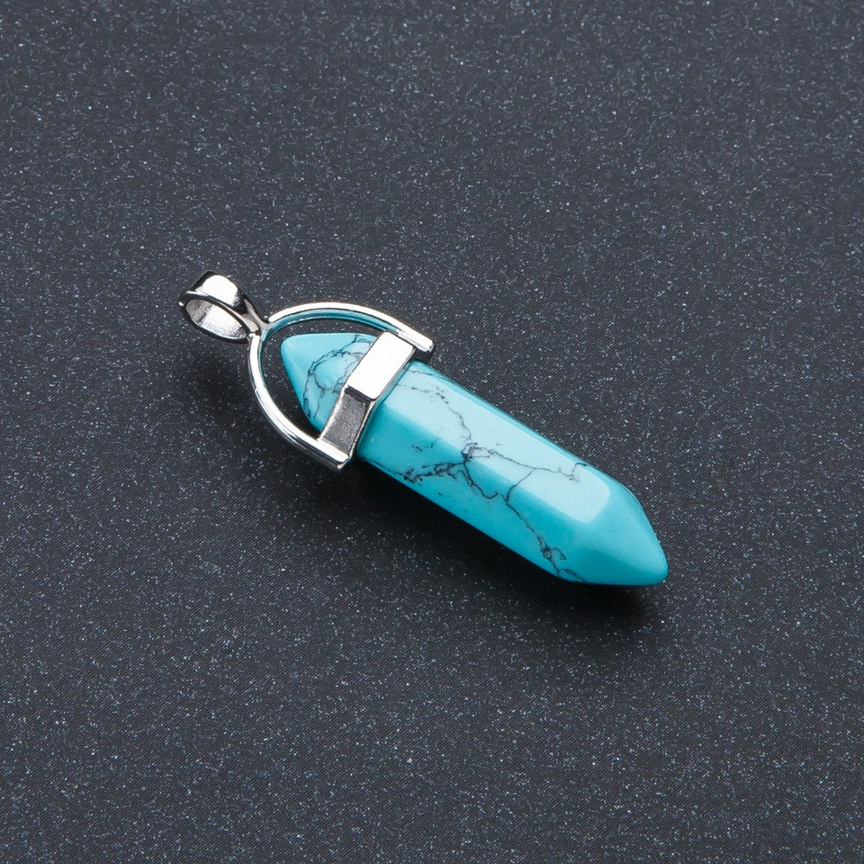 תליון משושה מאבן טורקיז ירוקה מלאכותית 4×0.9 ס"מ