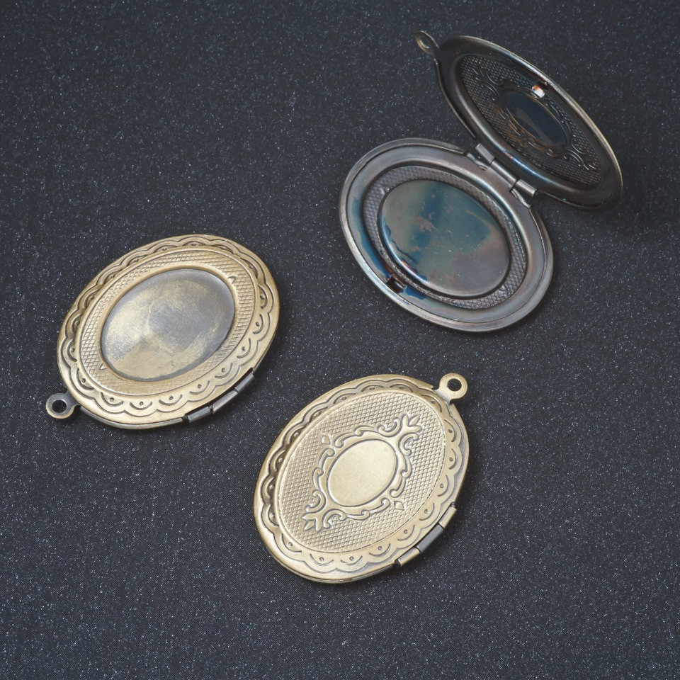 אביזרי תכשיטים: תליון עם סוד על סוגר בצבע ברונזה 3 × 2,4 ס״מ