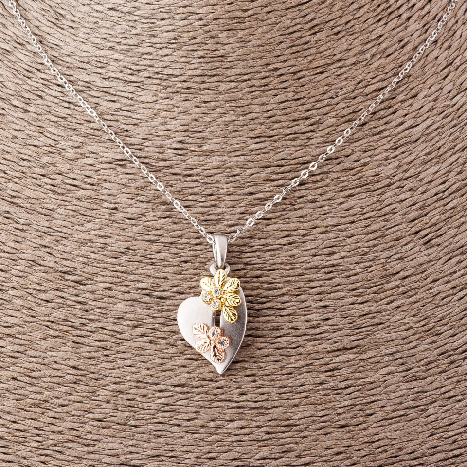 תליון לב עם פרחים על שרשרת עוגן, אורך 52 ס״מ, קוטר 2,5×1,7 ס״מ, מתכת כסופה בגימור מאט