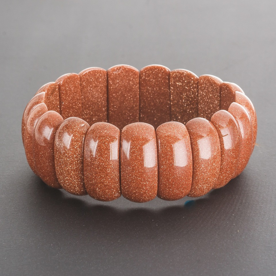 צמיד אבנטורין «חוֹל זהוב» על גומי אלסטי, קשר מלבני 25×12(±) ס״מ