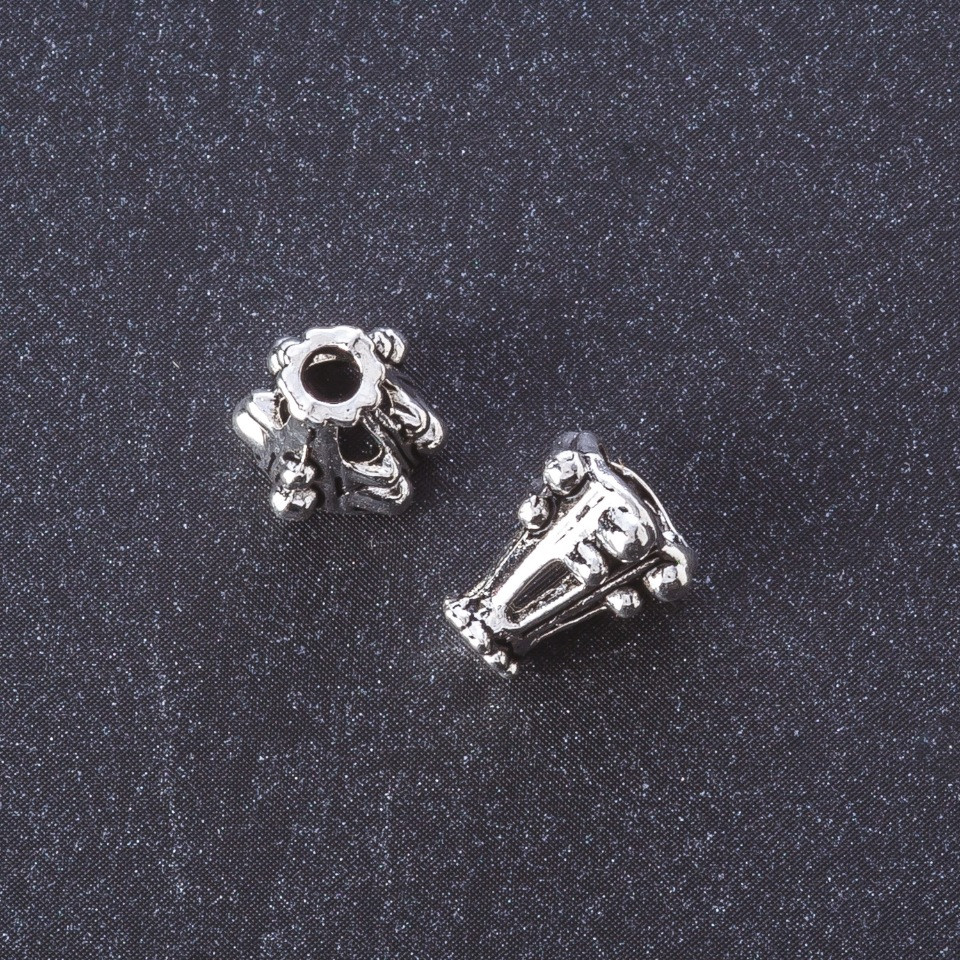 אביזרי תכשיטים: קצה מתכת בצבע כסף, אורך 10 מ״מ, אריזה 20 גרם +/- 24 יחידות