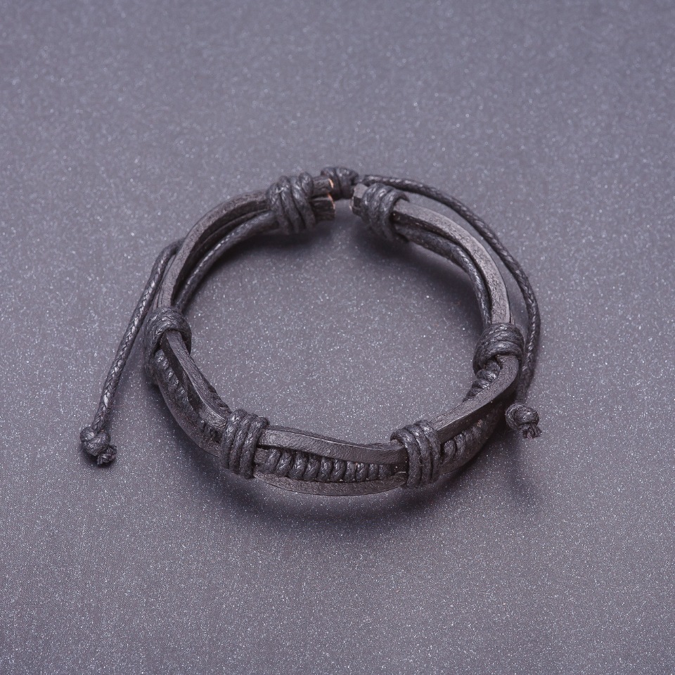 צמיד «חלוץ הדרך» עור אקולוגי שחור עם מנגנון מתכוונן