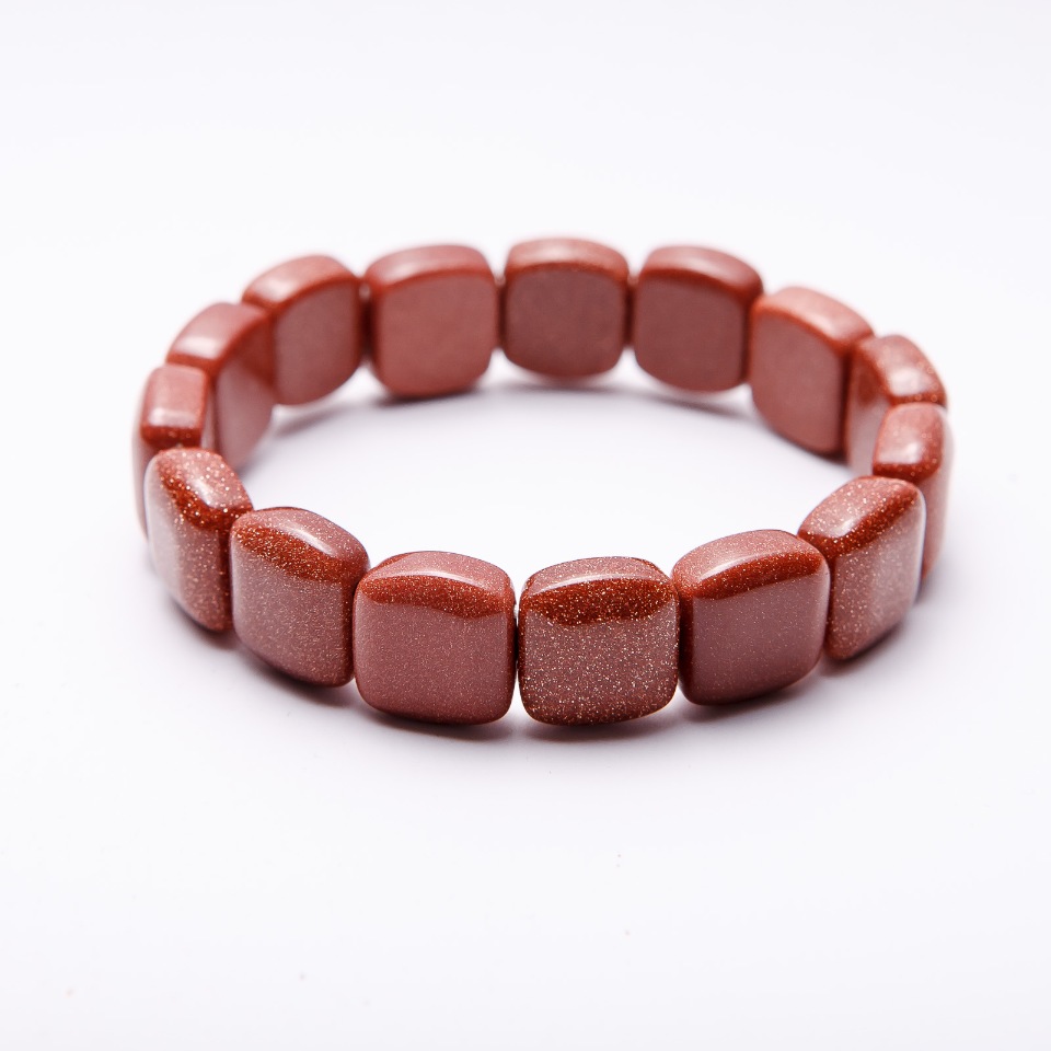 צמיד אבנטורין סינתטי «חול זהוב» על גומי, חוליות 12×12 מ״מ, היקף 18 ס״מ