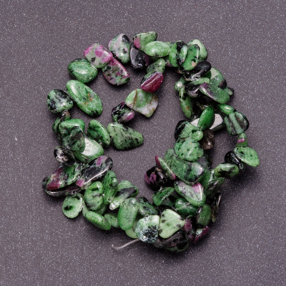 חרוזי צואיזיט טבעיים על חוט, צורה: פרפר, קוטר 8–12 מ״מ, אורך 38 ס״מ