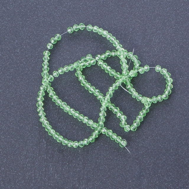 חרוזי קריסטל צ'כי שקופים בצבע ירוק בהיר, אורך 37 ס"מ, קוטר 3–4 מ"מ