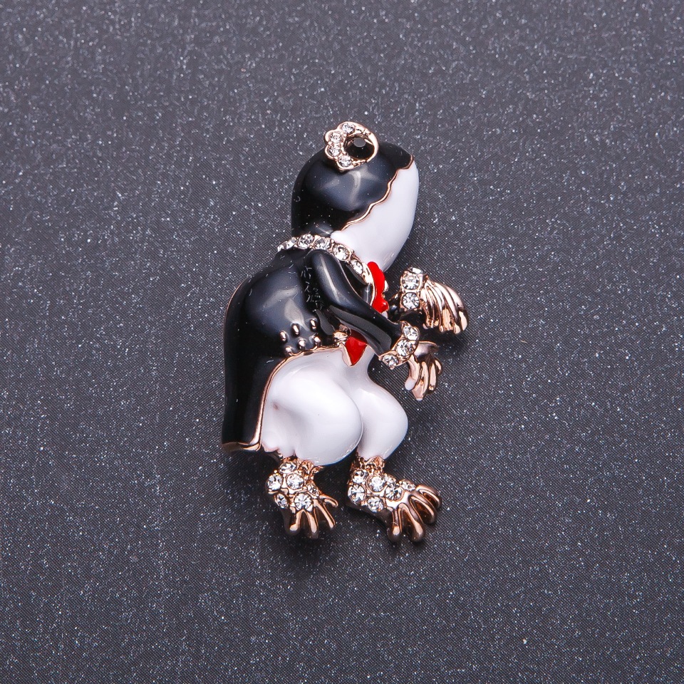 סיכת צפרדע-מנצח בחליפה בצבע מתכת זהוב 3.5×2 ס״מ