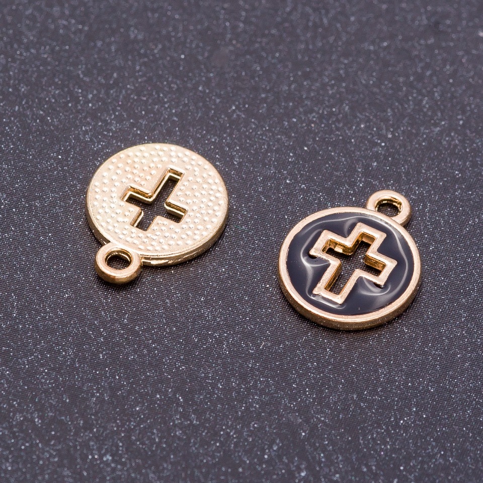 תליון «צלב» אמייל שחור זהב, קוטר 12 מ״מ, אורך 15 מ״מ, פתח חרור 5 מ״מ, 10 יחידות