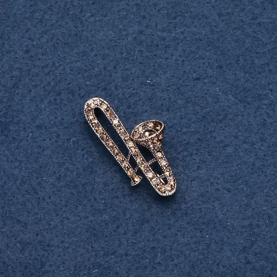 סיכה מוזיקלית «חצוצרה» 38×20 מ״מ צבע המתכת «זהב»