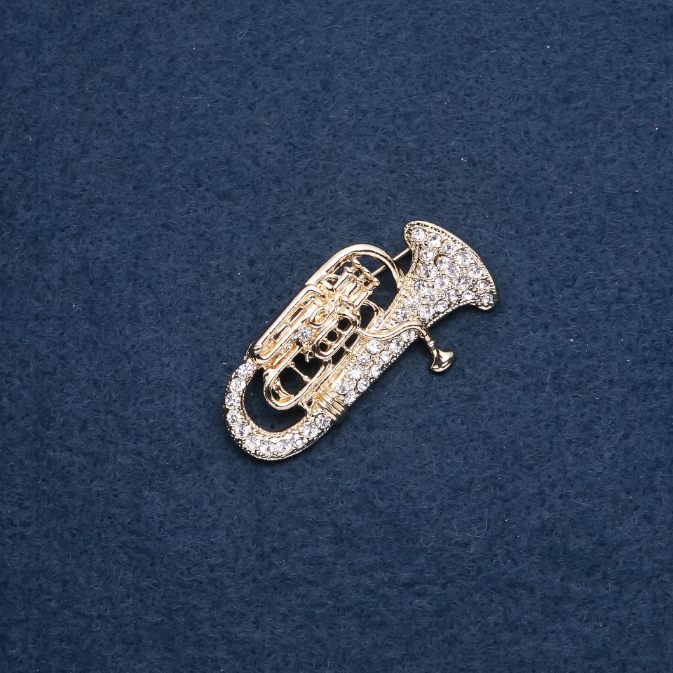 סיכה מוזיקלית «חצוצרה» 47×26 מ״מ צבע המתכת «זהב»