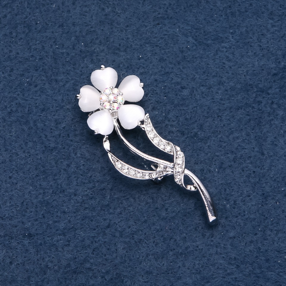 סיכה עם אבן עין החתול הלבנה, פרח השכחה, 56×20 מ״מ, צבע המתכת "כסוף"