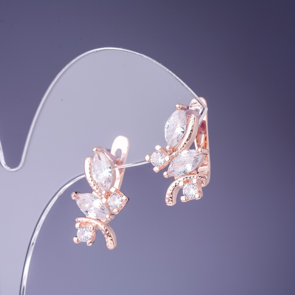 עגילים עם גבישי לבנים בגודל 19×12 מ״מ ומתכת זהובה