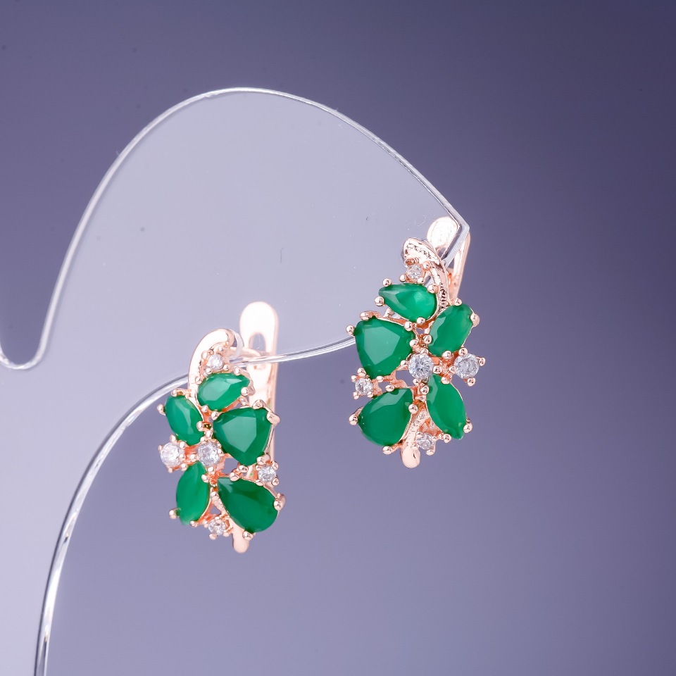 עגילים עם גבישים ירוקים ב-19×10 מ״מ במתכת זהובה