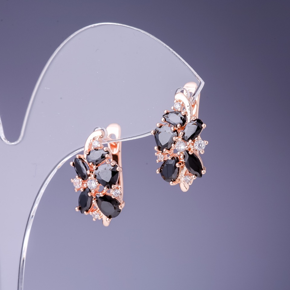 עגילים עם קריסטלים שחורים 19×10 מ״מ במתכת זהובה