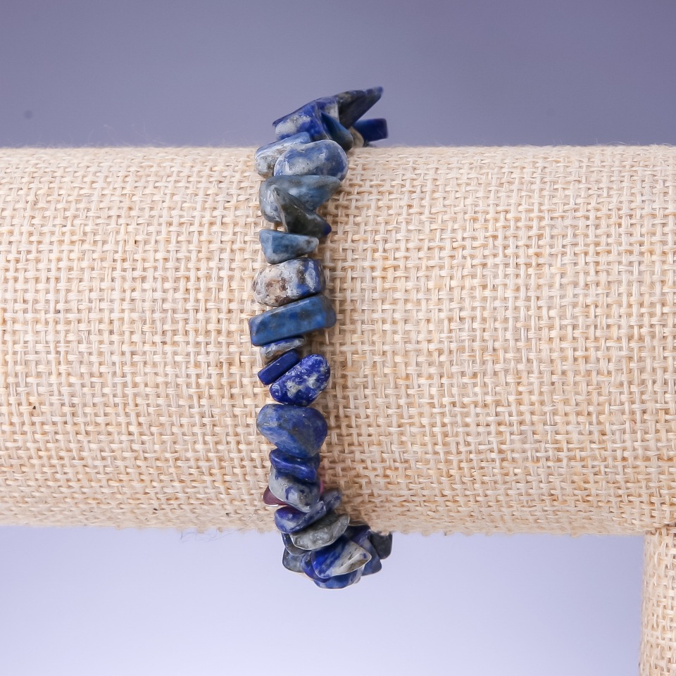 צמיד לאזוריט מחתיכות אבן טבעית, קוטר 9×4 מ״מ+-, אורך 18 ס״מ+- (אלסטי)