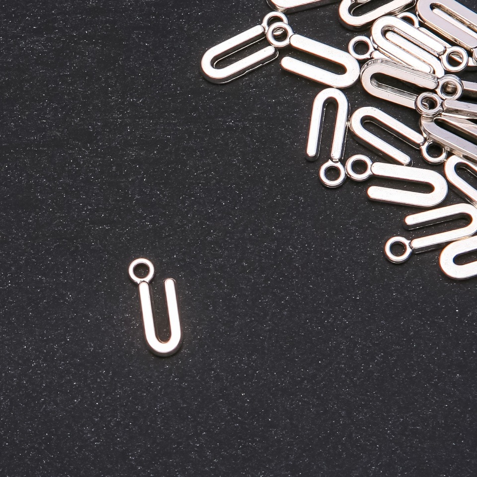 אביזרי תכשיטים תליון אות "U" 17×7 מ״מ אריזה 20 גרם (± 30 יח')