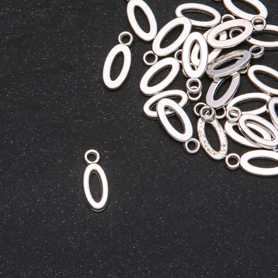 אביזר תליה אות "O" 17×7 מ״מ, אריזה 20 גרם (±25 יחידות)