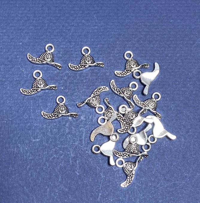 תליון «כובע» 16×10 מ״מ, אריזה 20 גרם +/- 30 יח'