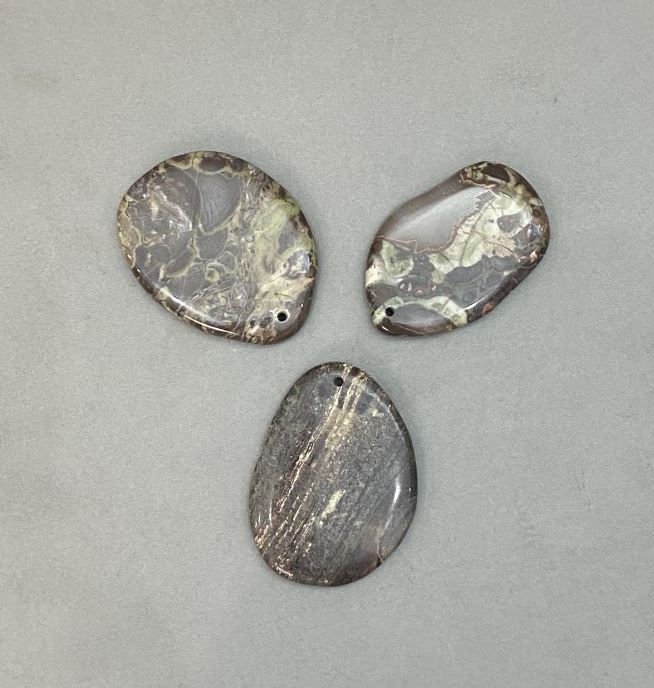 תליון מאבן יאשמה טבעית 40×55 מ״מ