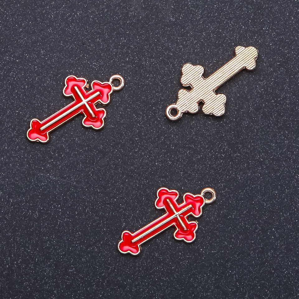 אביזרי תלייה: צלב עם אמייל אדום בזהב, קוטר 14 מ״מ, אורך 26 מ״מ, קוטר 1.7 מ״מ, אריזה 10 יחידות (+ -)