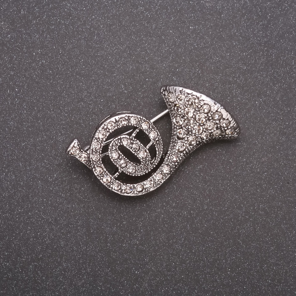 סיכה בצורת צינור עם זרקונים, מתכת אפורה 30×20 מ״מ