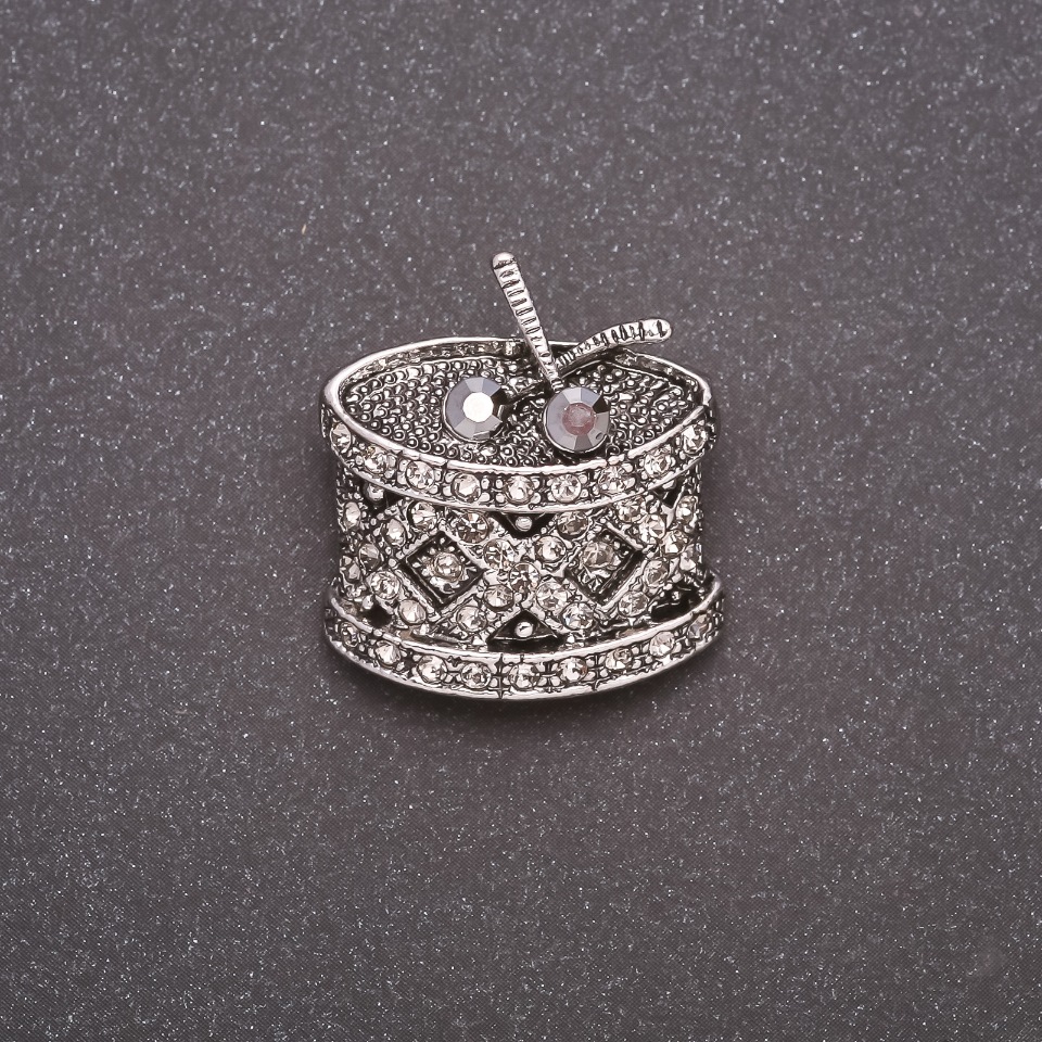 סיכת תכשיט תוף בזוהר זרקונים, מתכת אפורה 24×26 מ״מ