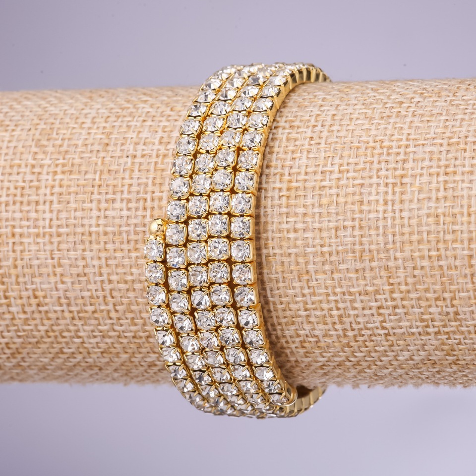 צמיד סטרז' «Memori» ארבעה סיבובים לבנים, קוטר 4 מ״מ, מתכת צהובה