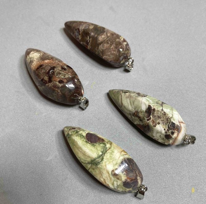 תליון מאבן טבעית יאשמה פיקאסו 50×20 מ״מ (+-)