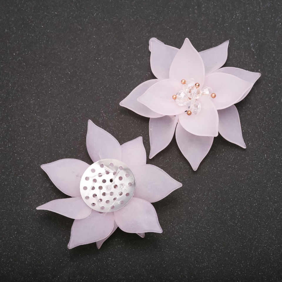 טלאי תפירה: פרח שושן ורוד אקרילי, קוטר כ-50 מ״מ