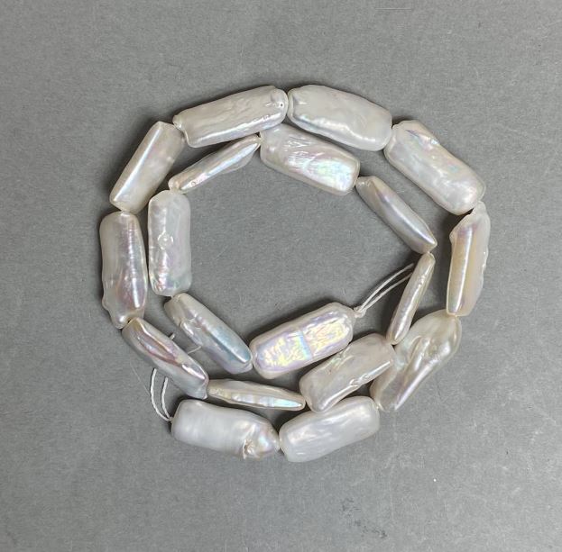 פניני בארוק על חוט בגוון חמים עם ברק «בנזין», קוטר 10×21 מ״מ, אורך 41 ס״מ (±)